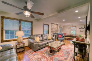 TV - Blissful Mountain Cabin, Close To It all + Hot Tub (Boone)