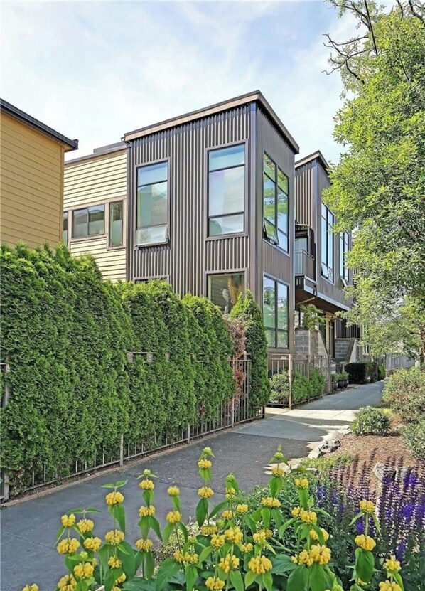 Exterior - Stylish Seattle Townhome Near Shops & Dining (Seattle)