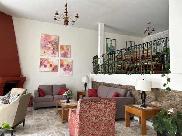 40-inch flat-screen TV with cable channels, TV, fireplace