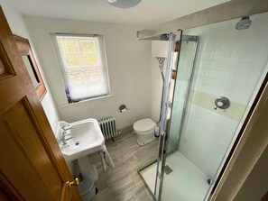 Douche, sèche-cheveux, serviettes fournies, savon