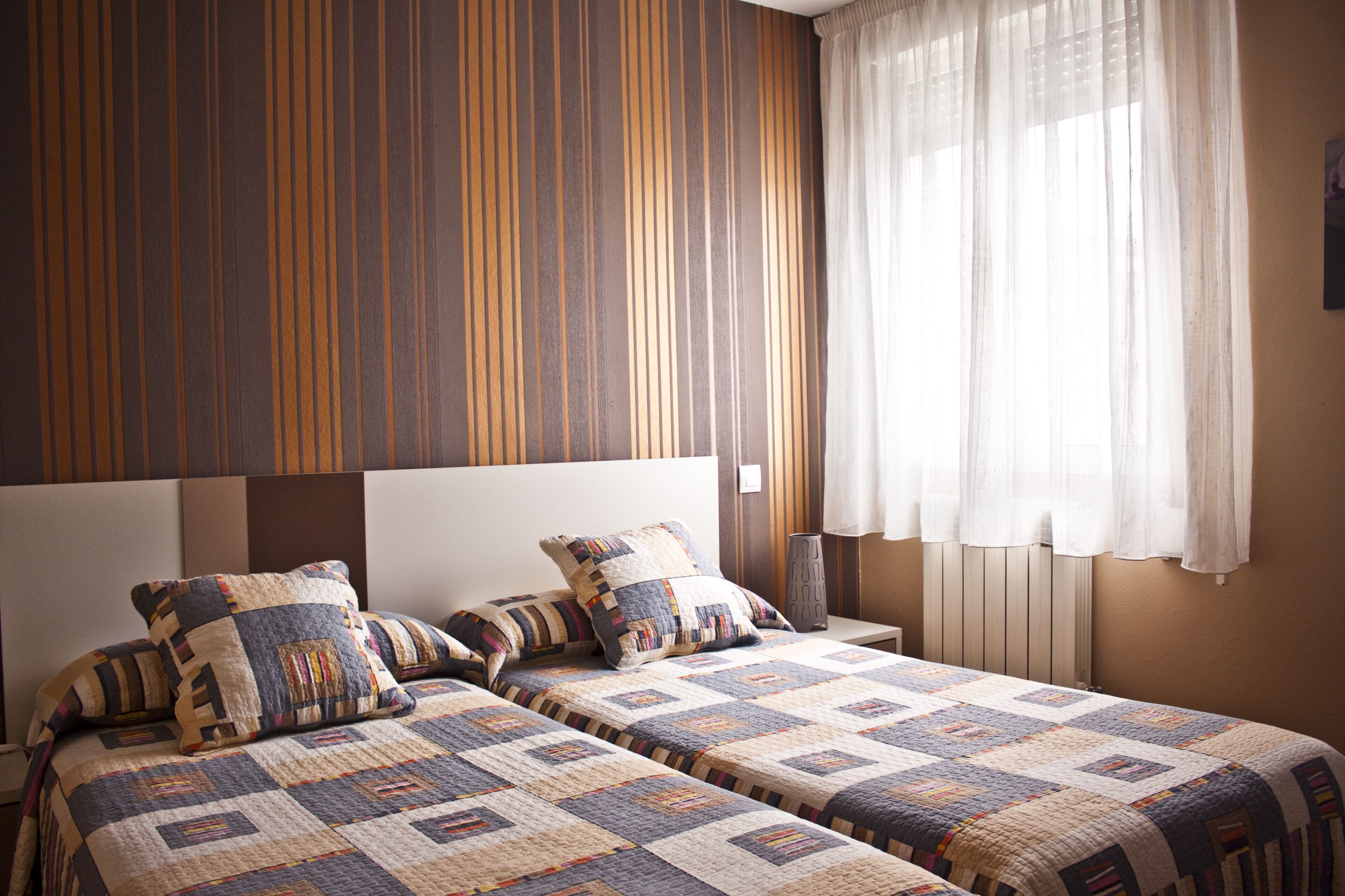 Tweepersoonskamer, 2 eenpersoonsbedden, balkon, uitzicht op de stad | Een bureau, een laptopwerkplek, gratis wifi