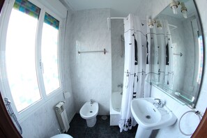 Amenidades de baño gratuitas, bidet, toallas 
