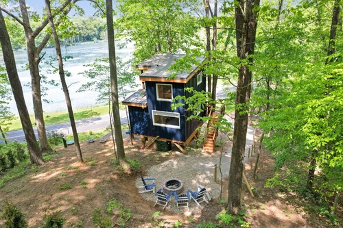 Lakefront Treehouse Oasis in Hocking Hills