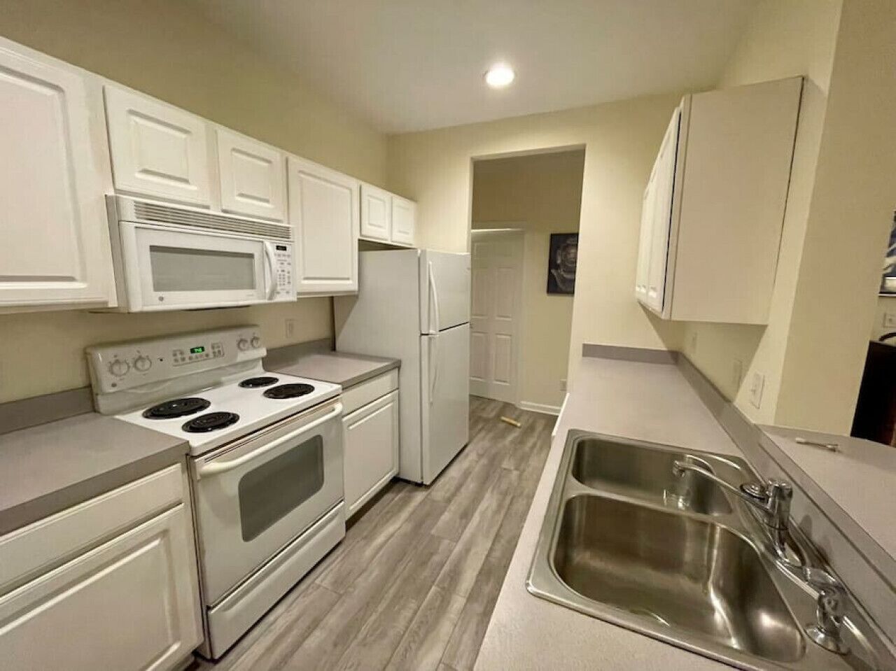 Frigorífic, microones, forn i placa de cuina 