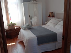 3 slaapkamers, een bureau, een strijkplank/strijkijzer, gratis wifi