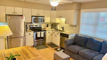 Jääkaappi, mikroaaltouuni, uuni, liesi