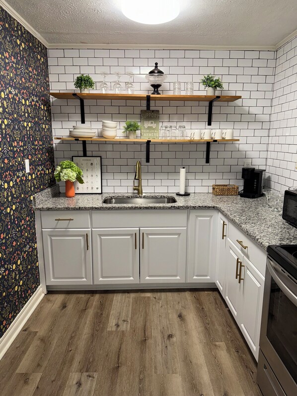 Réfrigérateur, micro-ondes, four, plaque de cuisson