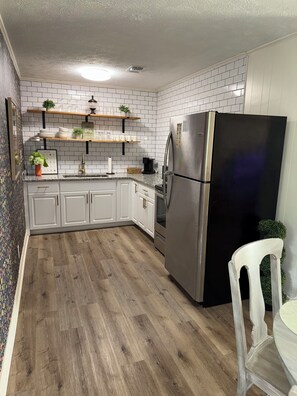 Réfrigérateur, micro-ondes, four, plaque de cuisson