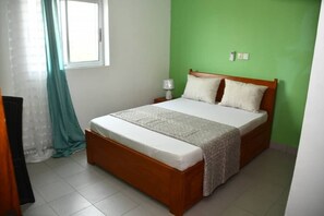 2 Schlafzimmer, Schreibtisch, Bügeleisen/Bügelbrett, Bettwäsche