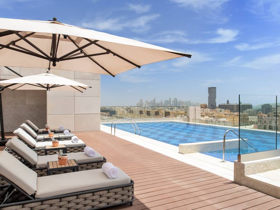 Piscine extérieure, parasols de plage, chaises longues