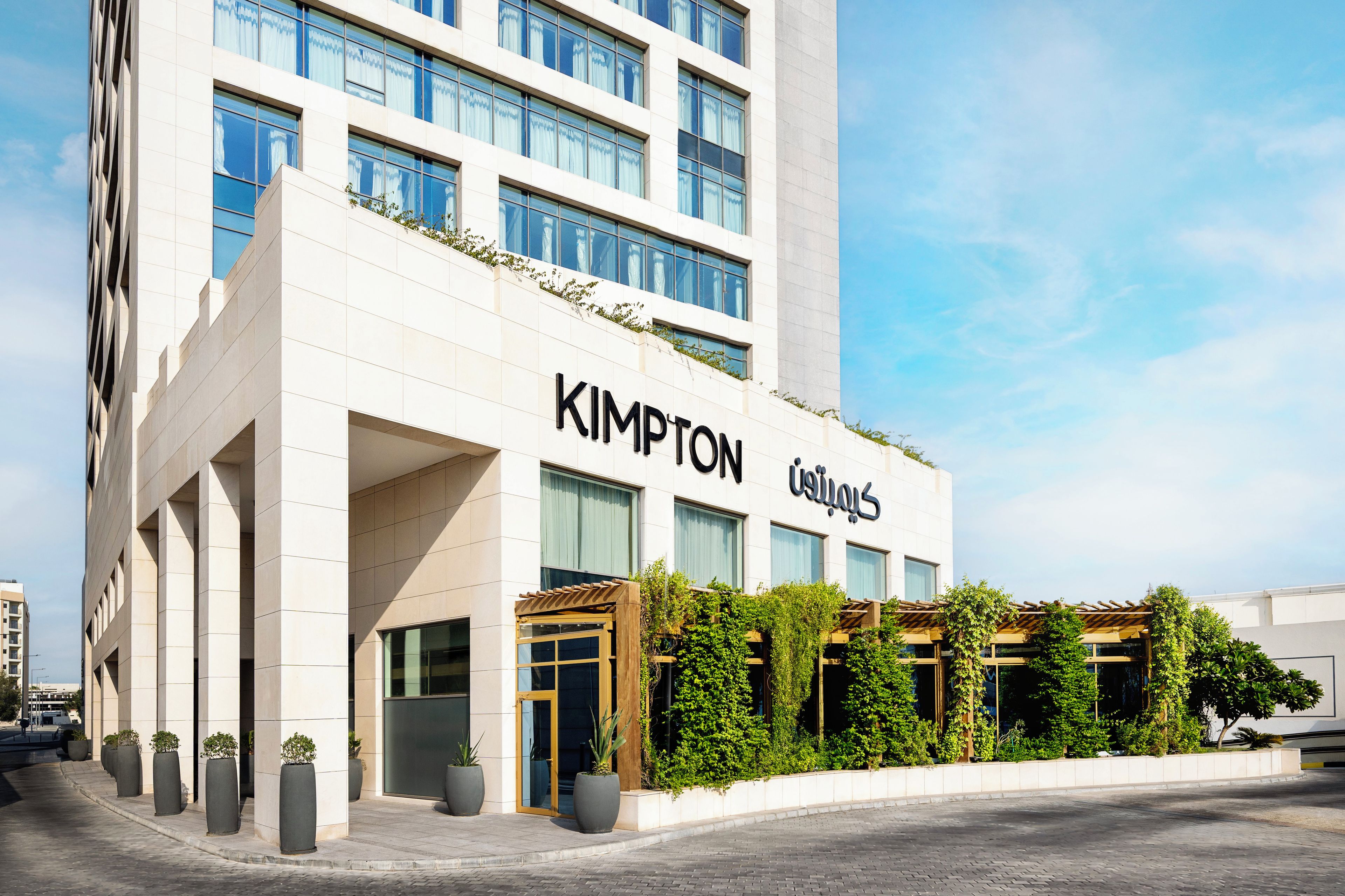 Moderni rakennus, jonka julkisivussa näkyy selvästi nimi »KIMPTON».