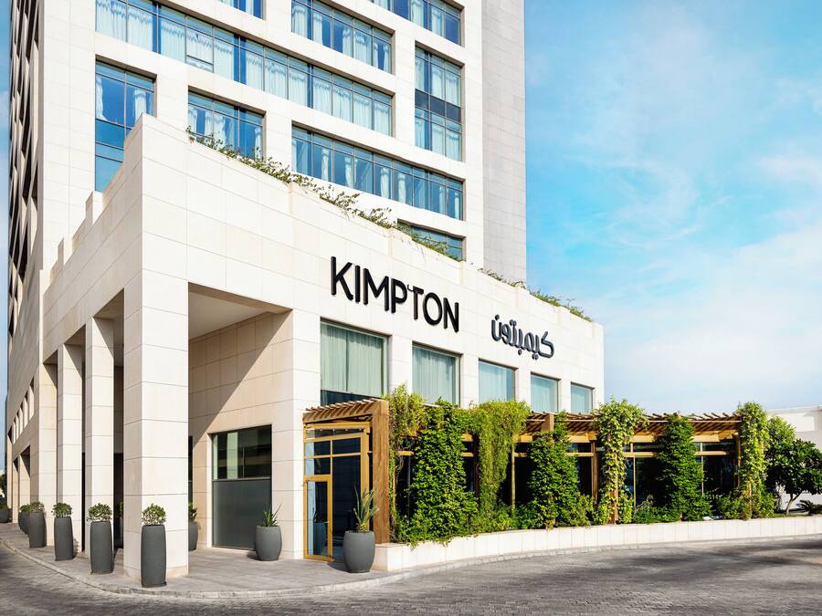 Moderni rakennus, jonka julkisivussa näkyy selvästi nimi »KIMPTON».