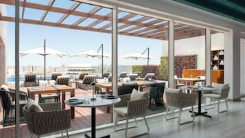 4 restaurants, spécialités Cuisine locale et internationale
