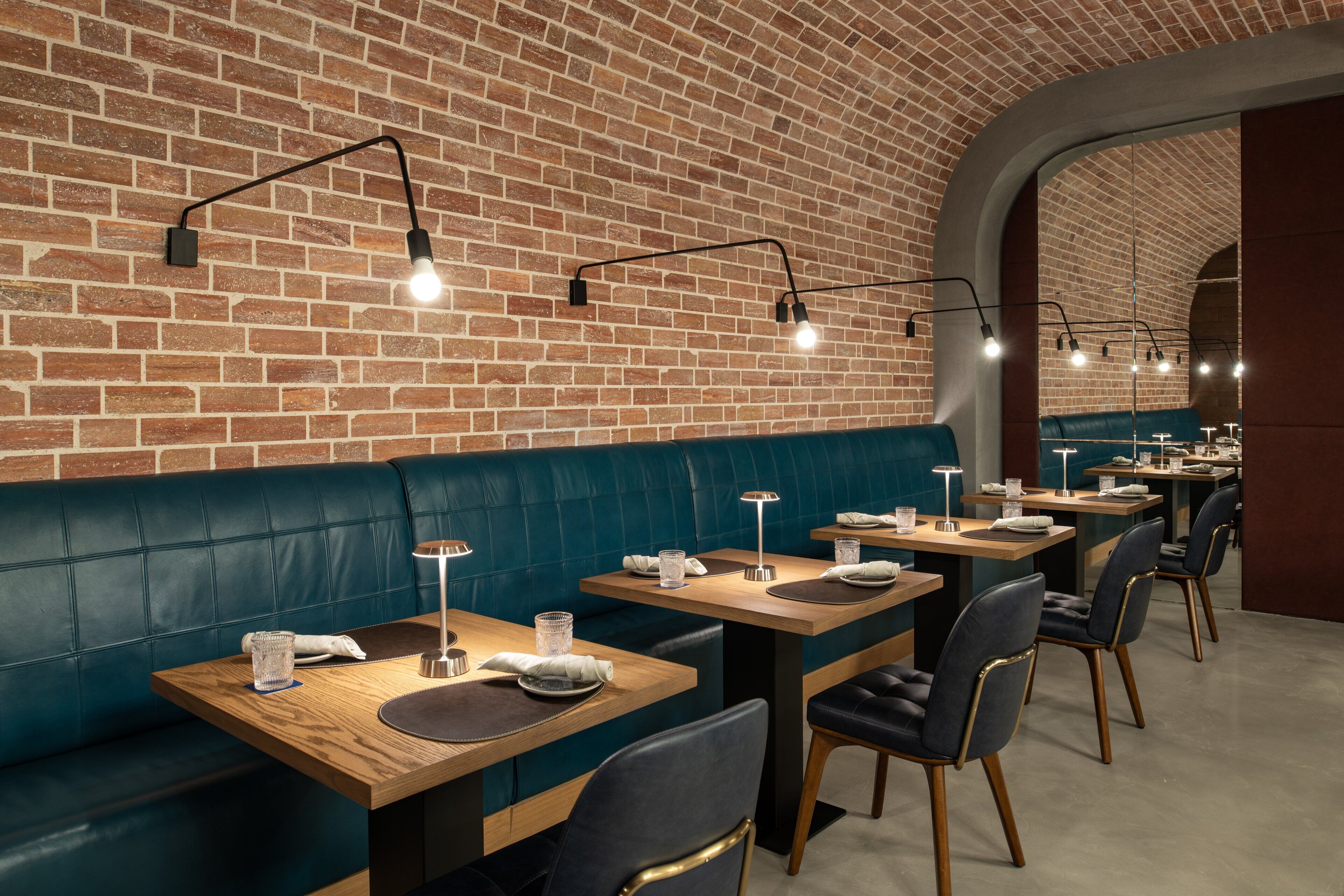 4 restaurants; breakfast, lunch and dinner served 