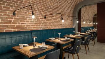 4 restaurants; breakfast, lunch and dinner served