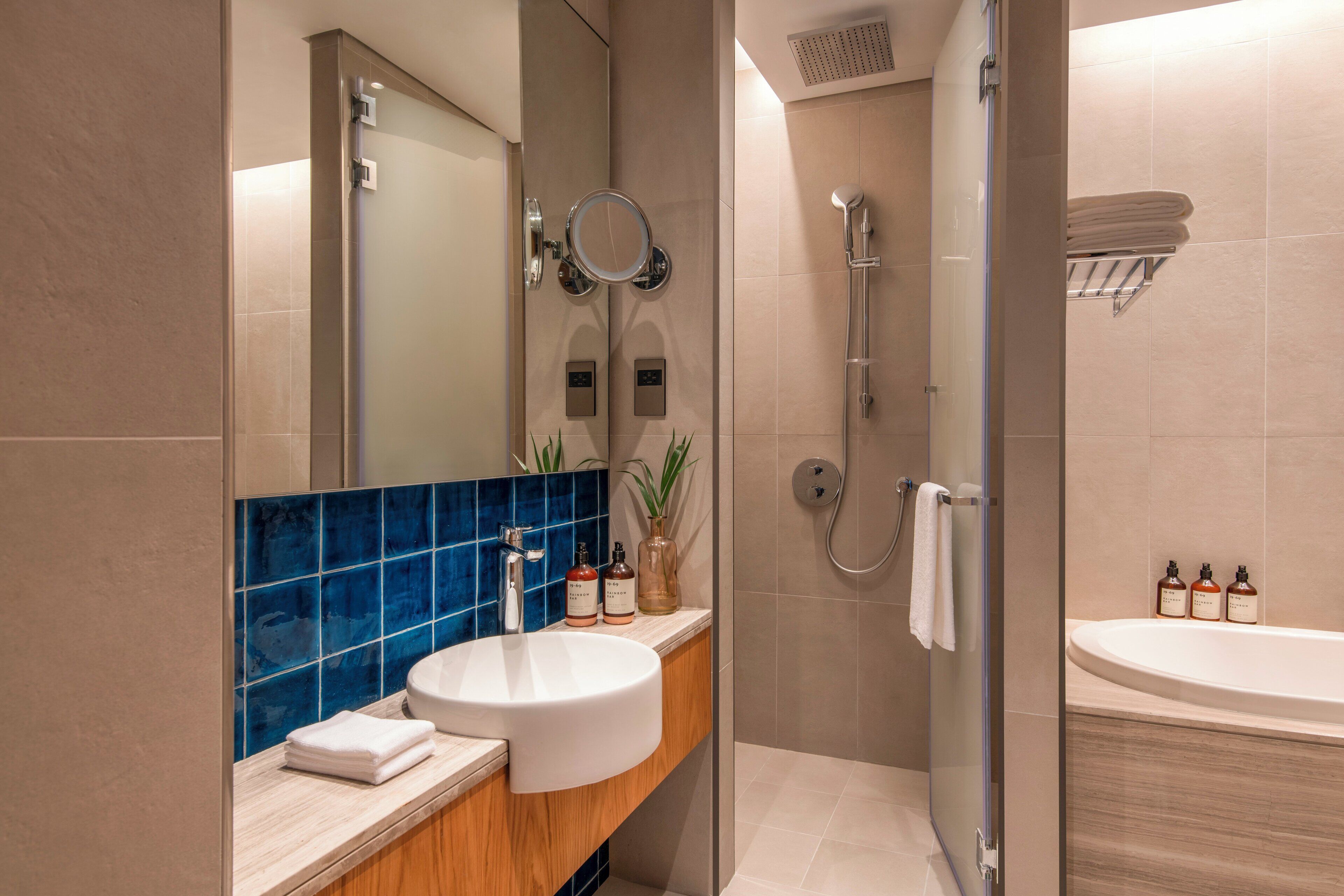 Separate bathtub and shower, deep-soaking bathtub, rainfall showerhead