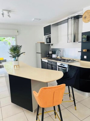 Geladeira, micro-ondas, fogão, cooktop