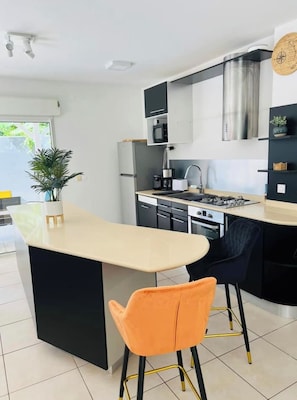 Geladeira, micro-ondas, fogão, cooktop