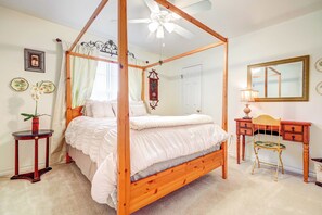 3 bedrooms, iron/ironing board, Internet, bed sheets - Canyon Lake Getaway w/ Fire Pit, Boat Ramp Nearby! (Canyon Lake)