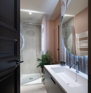 Douche, sèche-cheveux, serviettes fournies