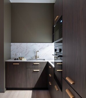 Réfrigérateur, micro-ondes, four, cafetière/bouilloire