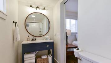 Combined shower/tub, towels, shampoo