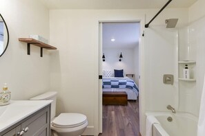 Combined shower/tub, towels, shampoo