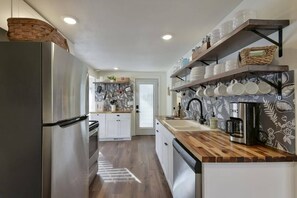 Réfrigérateur, four à micro-ondes, un four, surface de cuisson