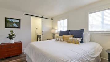 3 bedrooms, travel crib, WiFi, bed sheets