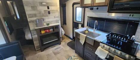 Mikrowelle, Ofen, Wasserkocher mit Kaffee-/Teezubehör