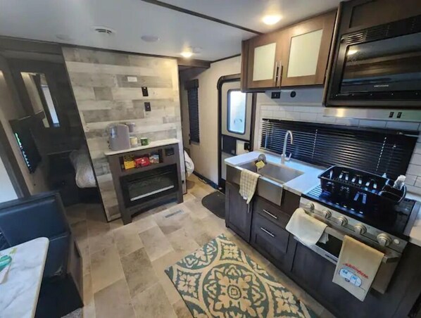 Microondas, horno y cafetera y tetera 