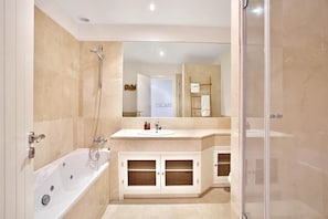 Dusche, Whirlpool, Haartrockner, Bidet