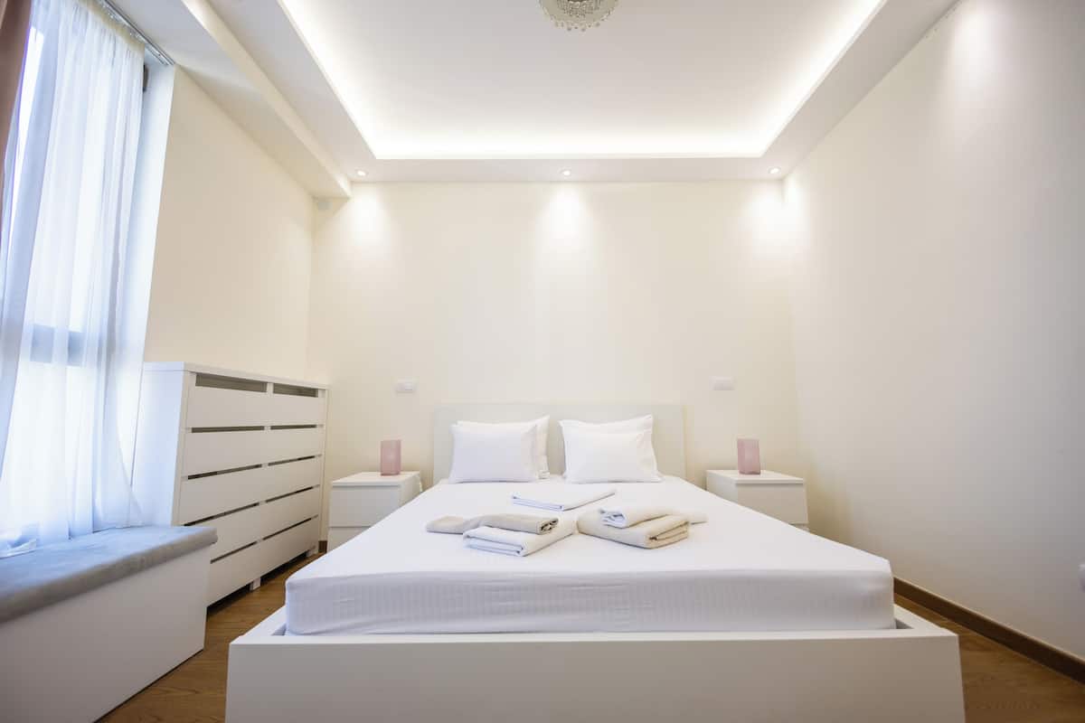 Apartamento Signature, balcón, vistas a la ciudad | Caja fuerte, escritorio, espacio para trabajar con un portátil