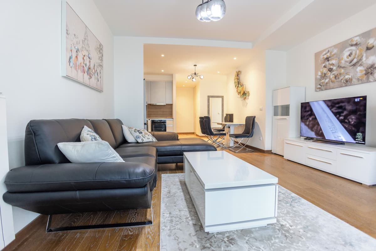 Apartamento presidencial, 2 baños, vistas a la ciudad | Caja fuerte, escritorio, espacio para trabajar con un portátil