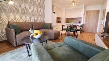 Superior Apartment | Ruang tamu | 50 inci sebuah televisyen pintar dengan kabel, TV