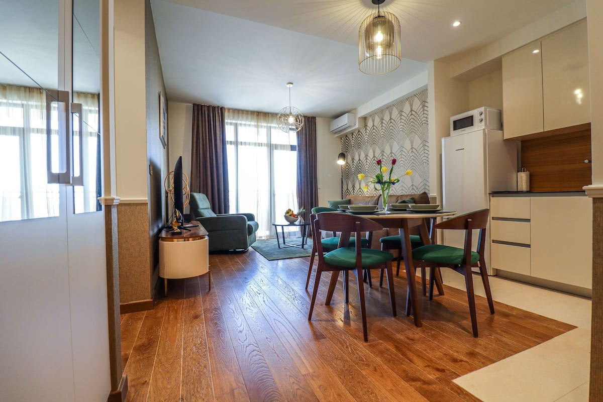 Apartamento superior | Área de estar | Smart TV 50 polegadas com canais a cabo, TV