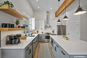 Fridge, microwave, oven, stovetop - Stunning townhome in Girdwood w/ game room and sauna! (Anchorage)