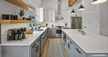 Stunning townhome in Girdwood w/ game room and sauna!