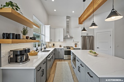 Stunning townhome in Girdwood w/ game room and sauna!