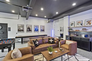 Smart-TV, Kamin, DVD-Player, Tischfußball