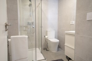 Shower, hair dryer, towels, soap - Brand new apartment in Malaga center a few steps from the pedestrian area. (Málaga)