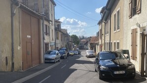 A street lined with parked cars and buildings. - Studio near city center (Verdun)