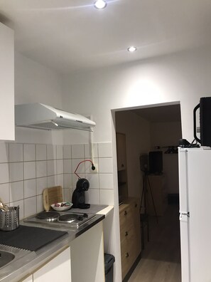 Fridge, microwave, stovetop, coffee/tea maker