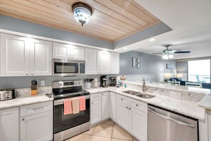 Køleskab, mikrobølgeovn, ovn, kogeplade