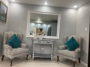 Interior entrance - Carter's Nest Villa (Kingston)