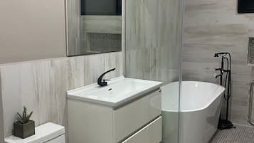 Villa | Bathroom | Deep-soaking bathtub, rainfall showerhead, free toiletries, towels