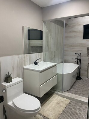 Villa | Salle de bain | Baignoire profonde, douche cascade, articles de toilette (gratuits)