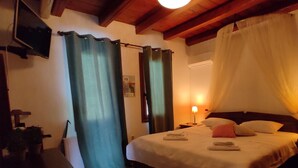 Une chambre confortable avec un lit, un bureau et une chaise.
