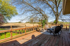 Outdoor dining - Spacious Modern Farmhouse - Pickleball Court & near Beach! (Huron Township)