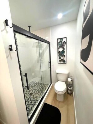 Baignoire, sèche-cheveux, serviettes fournies, papier toilette